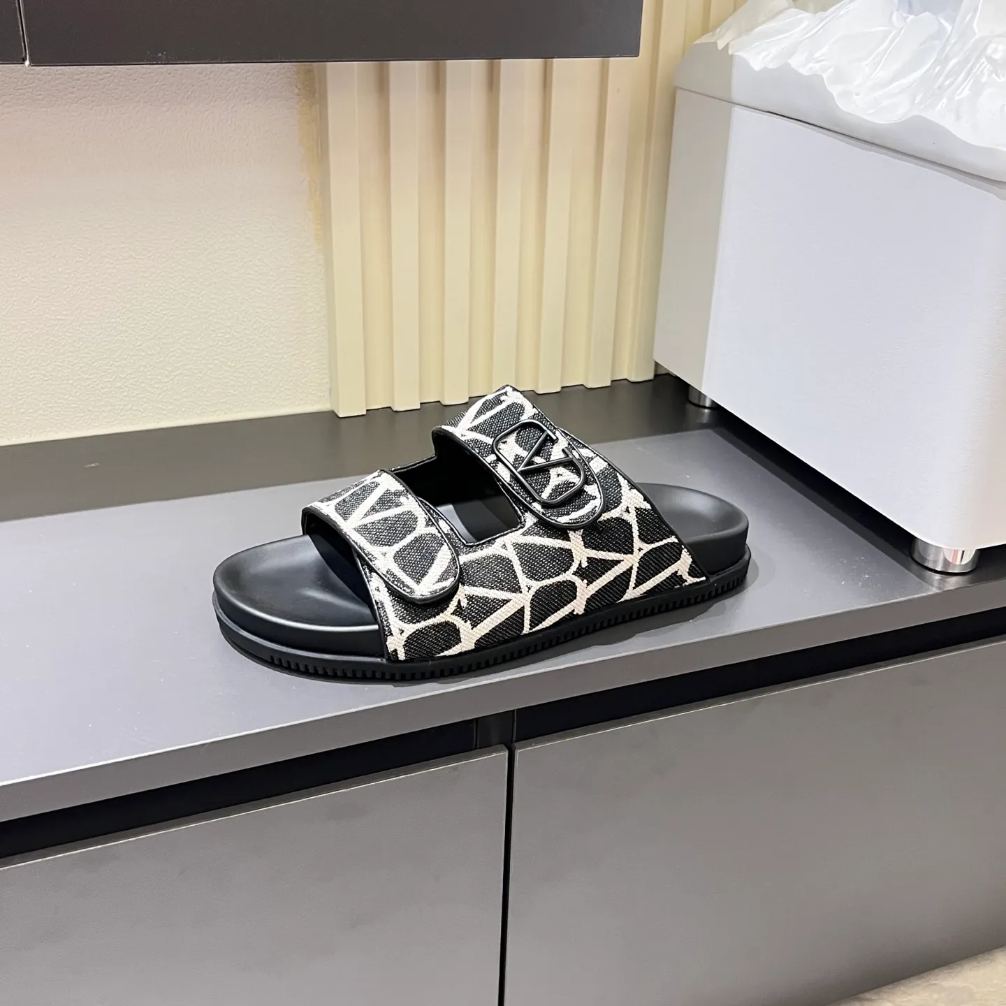 p300《VALENTINO》Warren Men🧍‍♂️Spring and Summer New Style. Cowhide logo flat slippers, elegant sandals, the same style worn by celebrities, original molding, imported calfskin. Rubber outsole. Soft and durable, full set of counter packaging, 38-44!